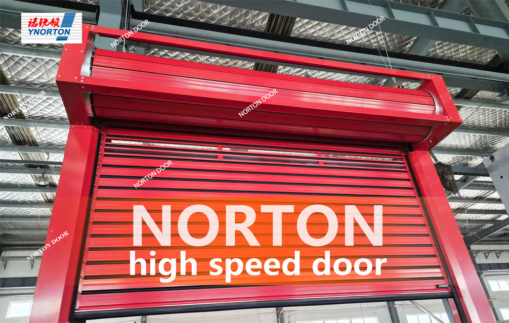 हे कोठार कार्यक्षमता सुधारण्यासाठी हाय-स्पीड दरवाजे वापरते.