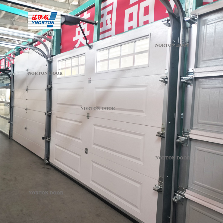 गॅरेजच्या दरवाजांच्या नियमित देखभालीसाठी पाच मुख्य मुद्दे: या युक्त्या त्यांचे सेवा आयुष्य वाढवण्यास मदत करतात